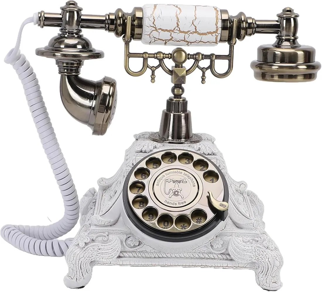 The Classic: een witte vintage telefoon met bronzen details en een draaischijf