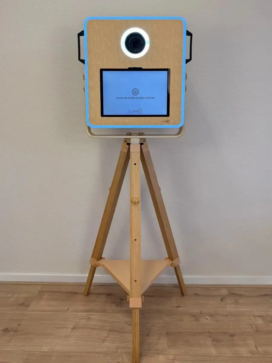 De photobooth van Souvenir Privé: een houten toestel op driepoot met ringlicht en touchscreen
